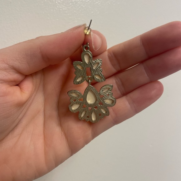 Cream beautiful earrings - Picture 3 of 3